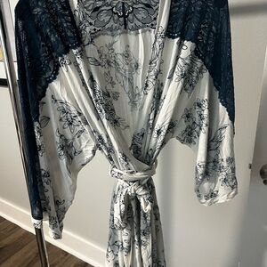 Soma women’s  size small kimono robe